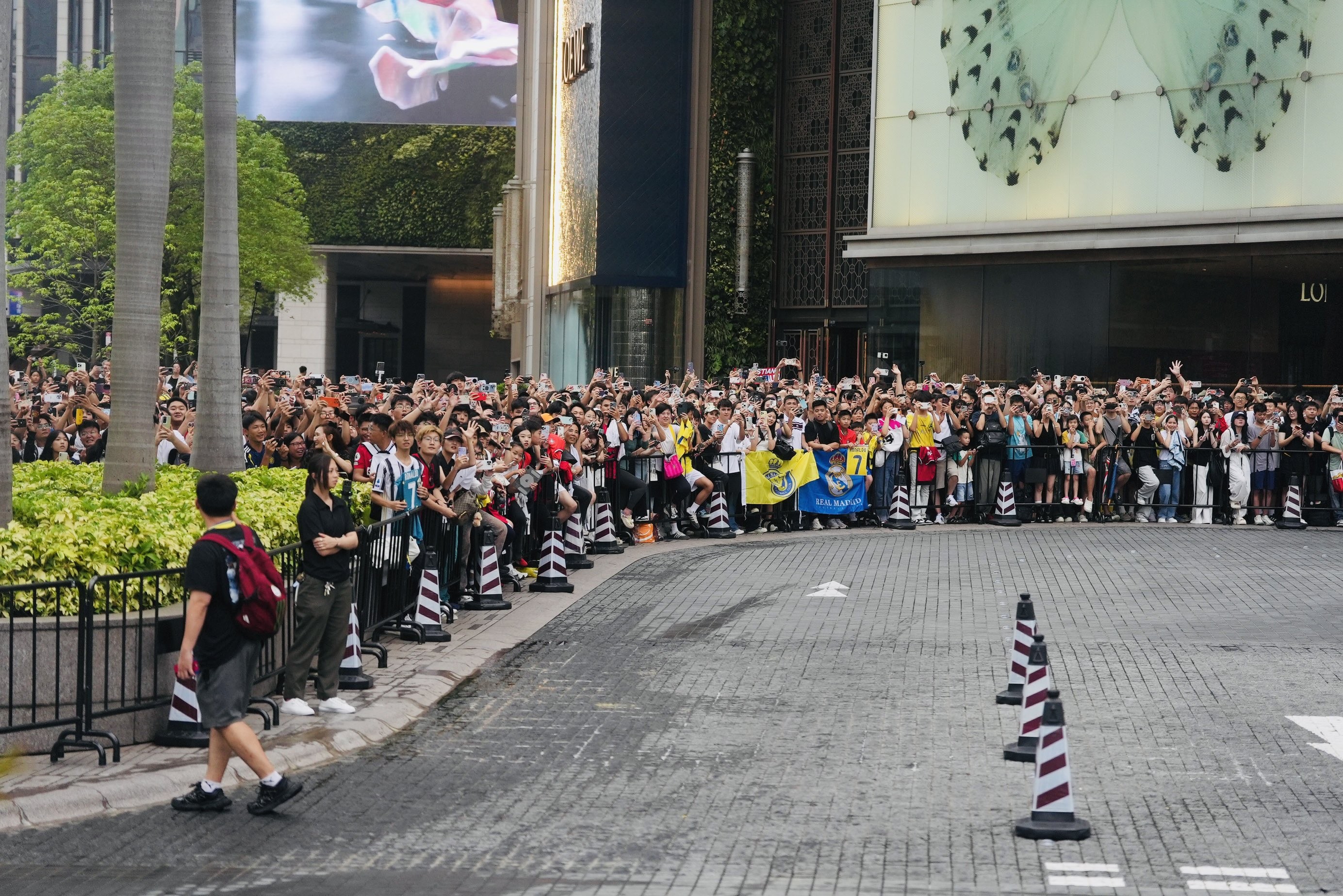 等待着利雅, 香港酒店外, KNmfv